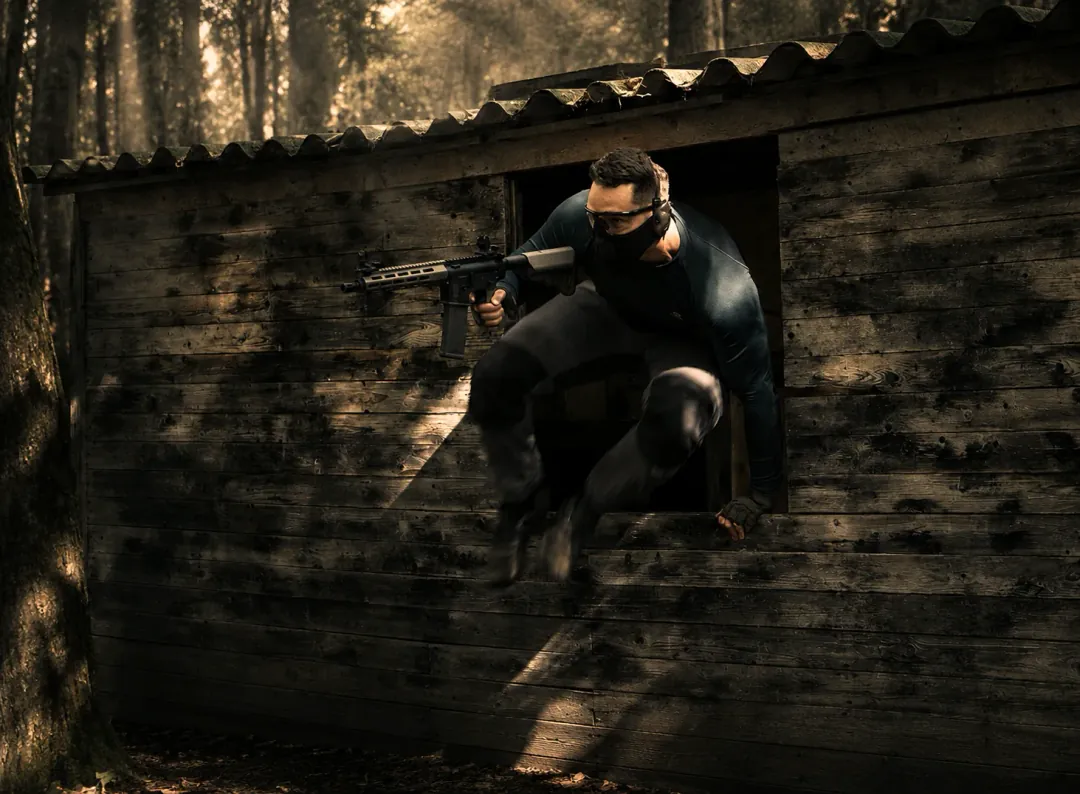 Hráč airsoftu v krytu bunkru